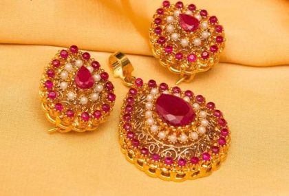 Gorgeous Gold Platted Peral Studded Locket Set