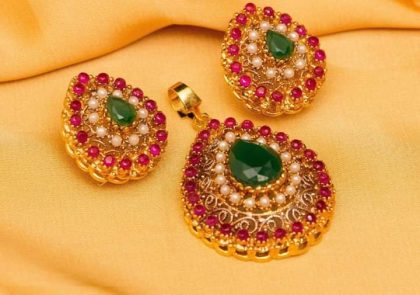 Gorgeous Gold Platted Peral Studded Locket Set - Image 2