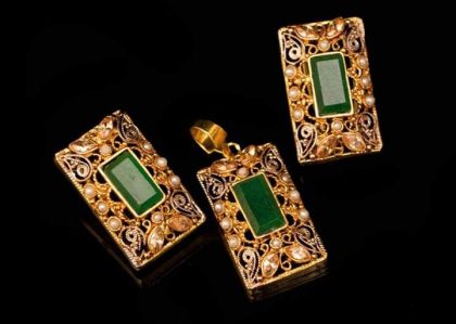 Elegant Gold Platted Peral Studded Locket Set