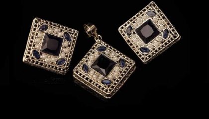 Silver Platted Peral Studded Locket Set